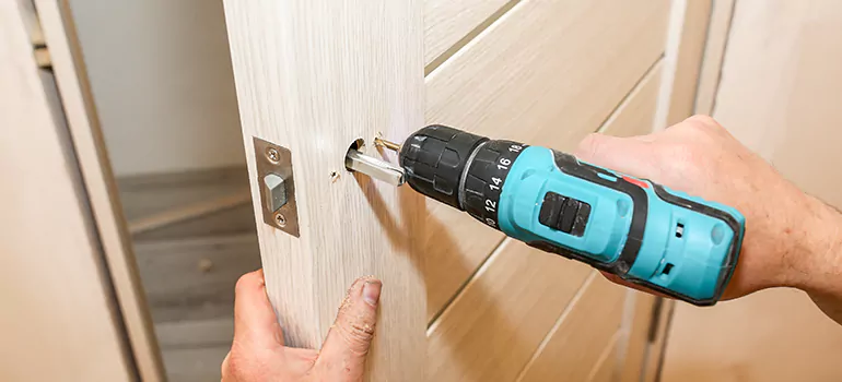 Old Door Knob Repair in Oak Ridge, FL